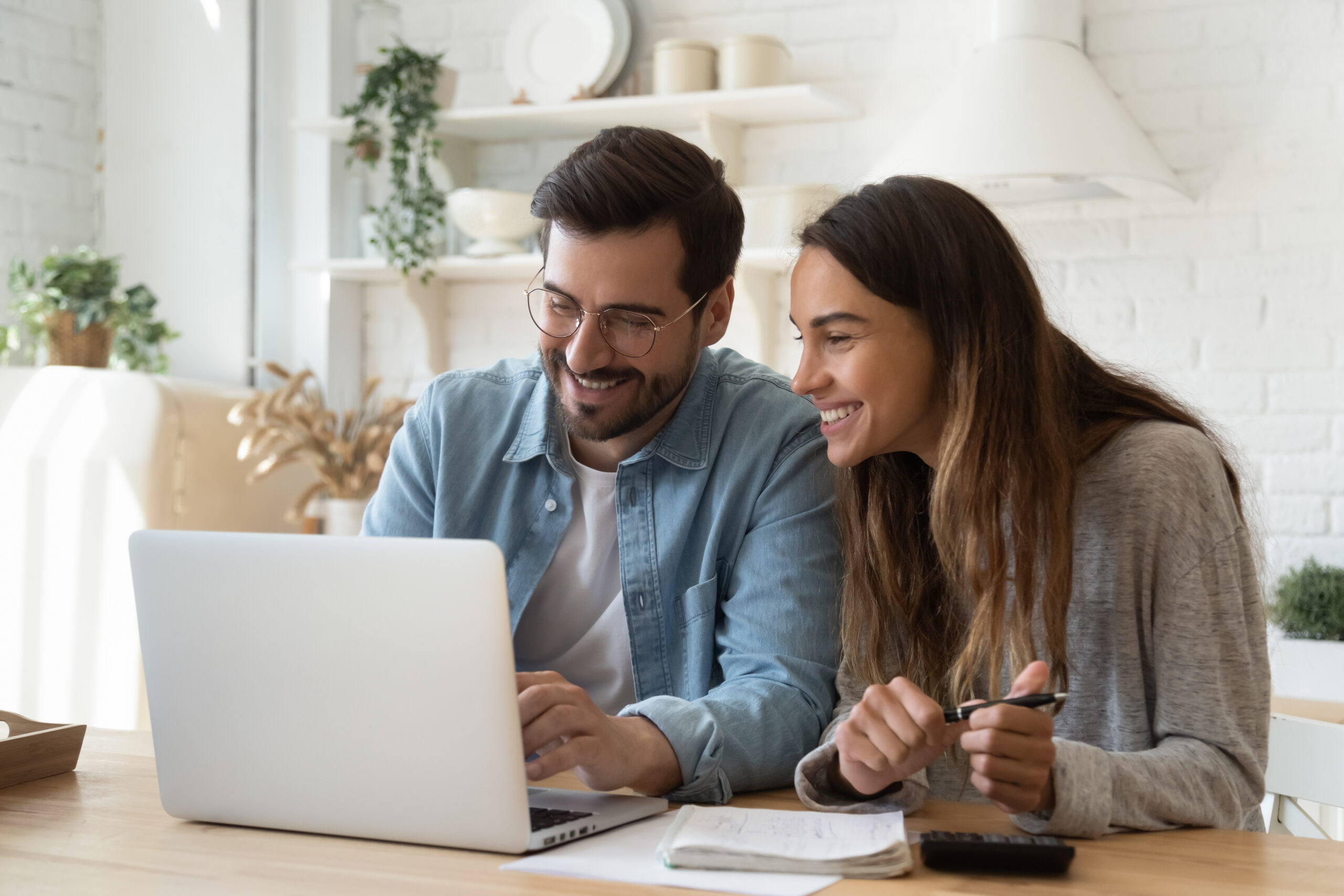 Couple qui calcule sa retraite suisse avec notre simulateur